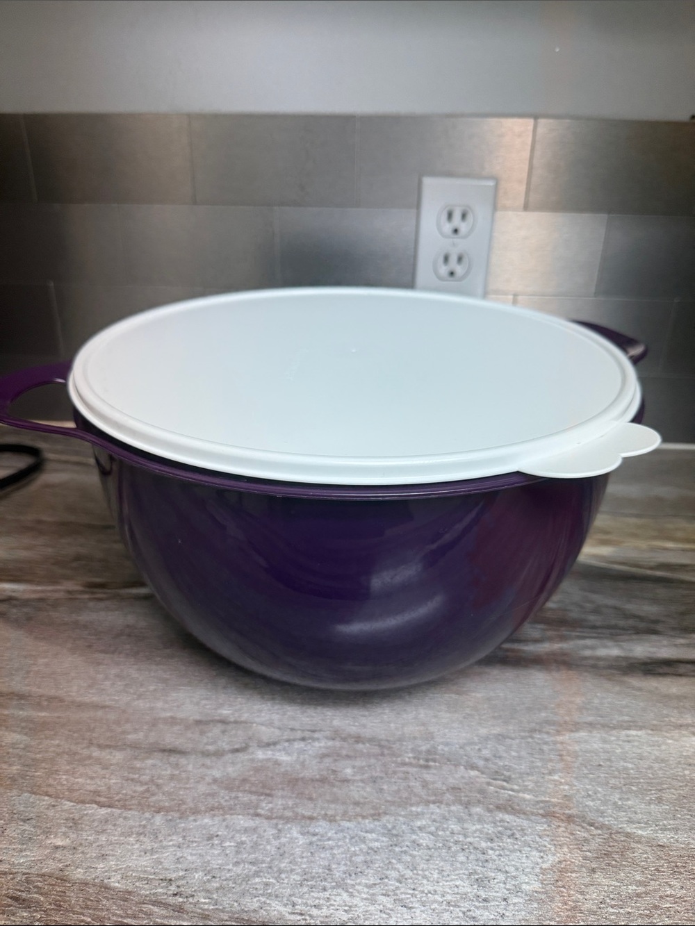 Tupperware Thatsa Bowl 42 cup